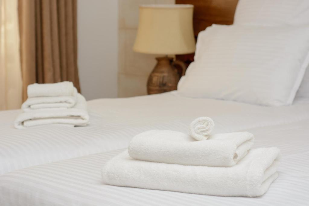 Golden Fleece room 1